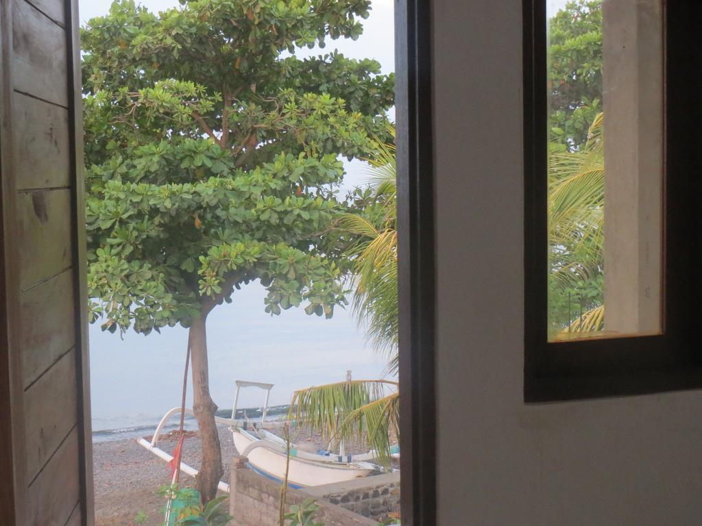 Amed Sari Beach Guesthouse Exterior photo