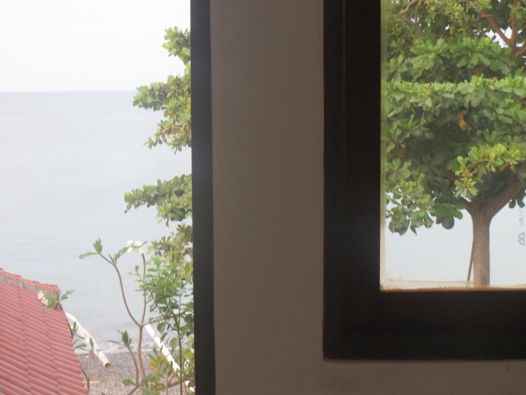 Amed Sari Beach Guesthouse Exterior photo