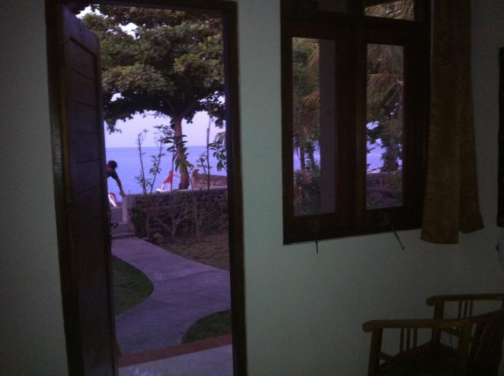 Amed Sari Beach Guesthouse Room photo