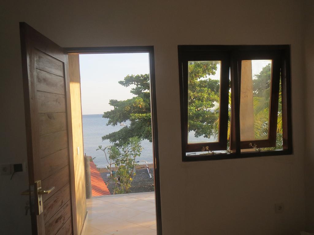 Amed Sari Beach Guesthouse Exterior photo
