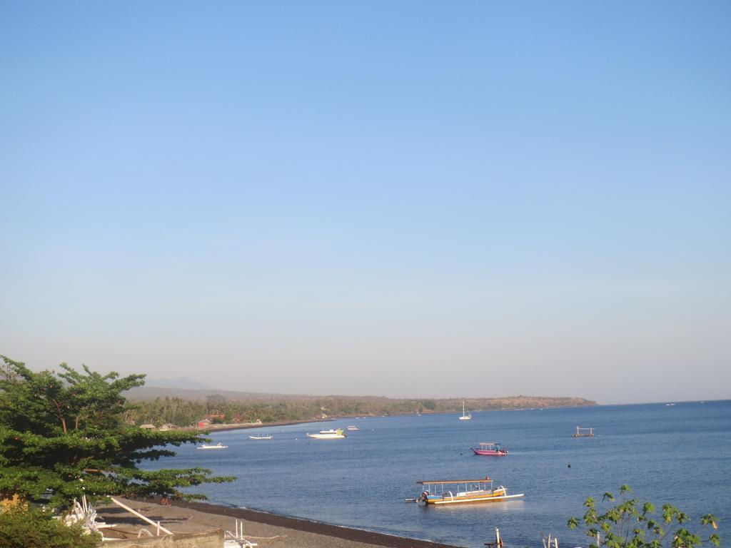 Amed Sari Beach Guesthouse Exterior photo