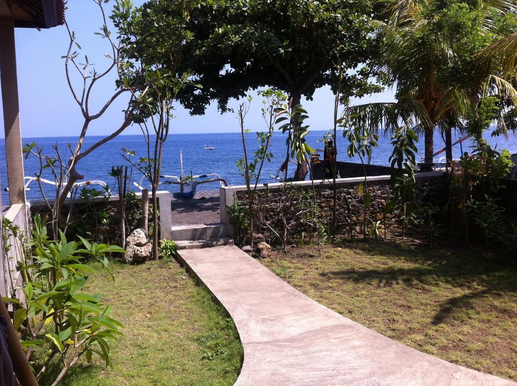 Amed Sari Beach Guesthouse Exterior photo