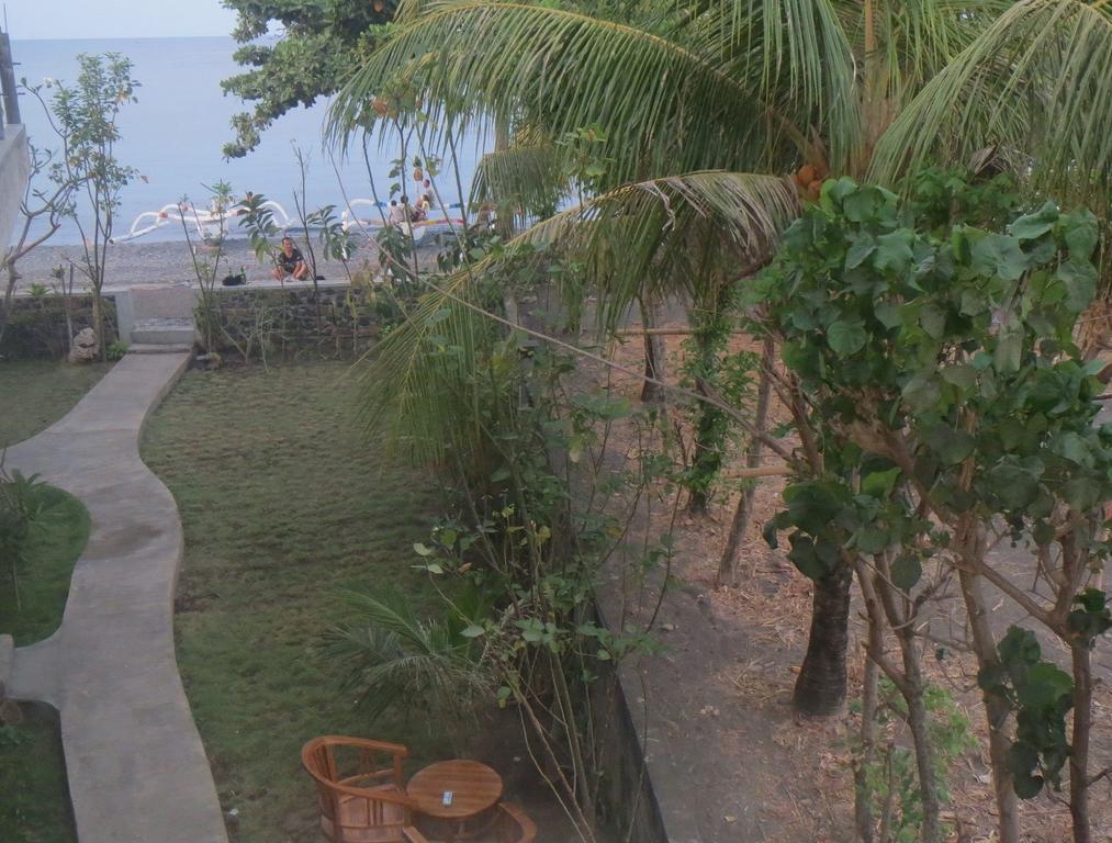 Amed Sari Beach Guesthouse Exterior photo