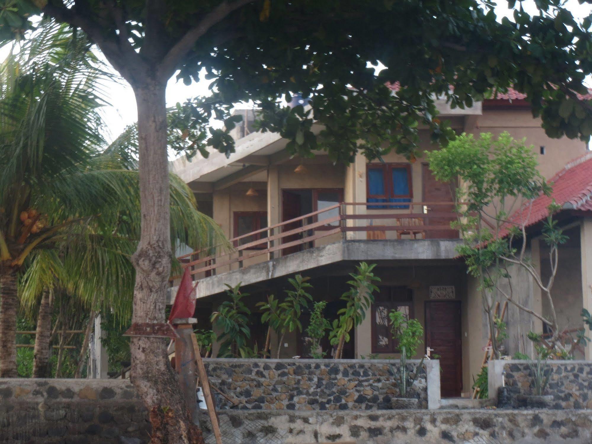 Amed Sari Beach Guesthouse Exterior photo