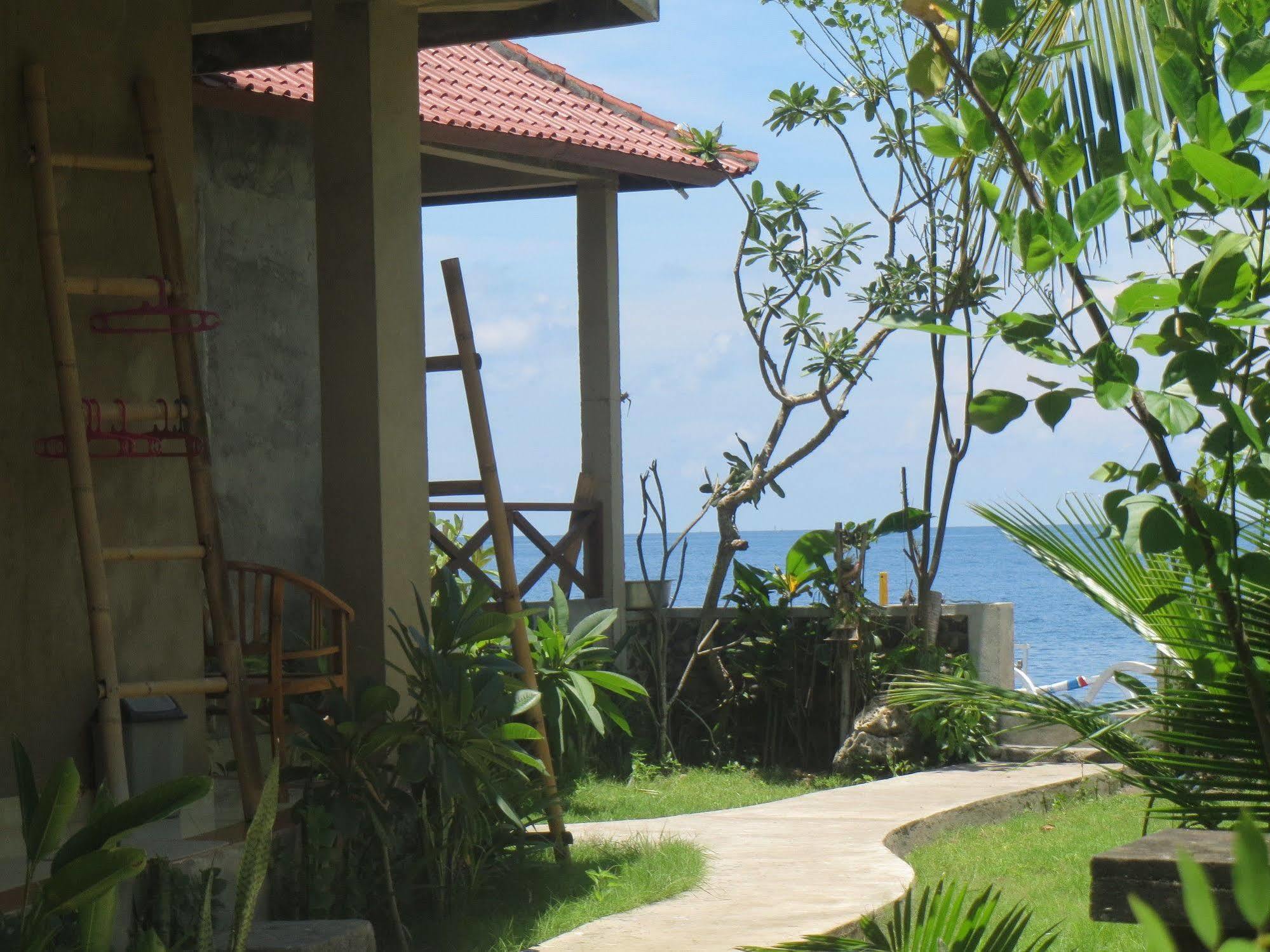 Amed Sari Beach Guesthouse Exterior photo