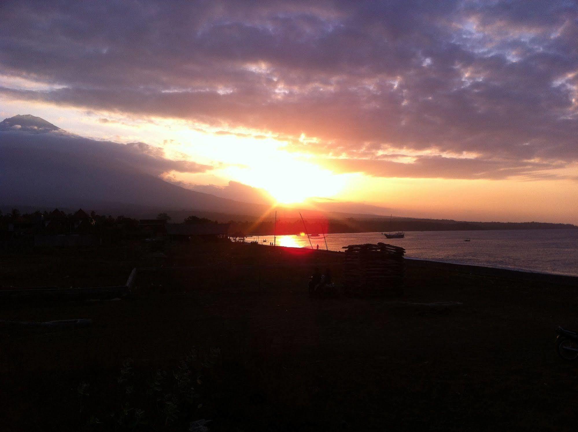 Amed Sari Beach Guesthouse Exterior photo