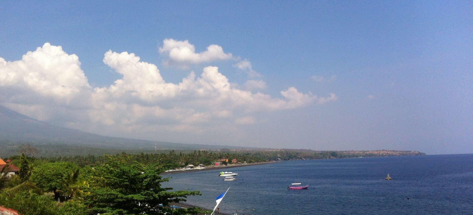 Amed Sari Beach Guesthouse Exterior photo