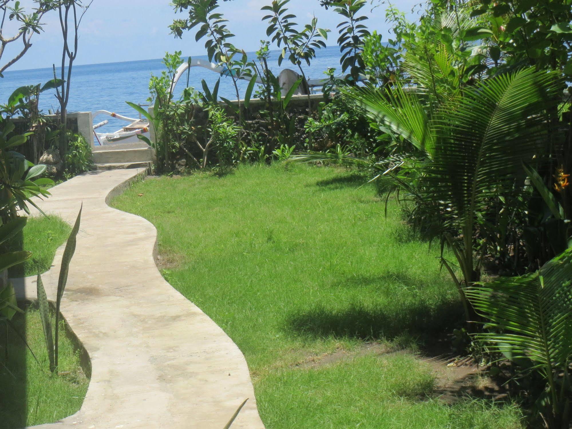 Amed Sari Beach Guesthouse Exterior photo