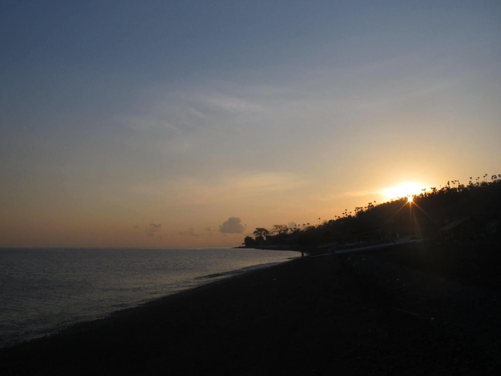 Amed Sari Beach Guesthouse Exterior photo