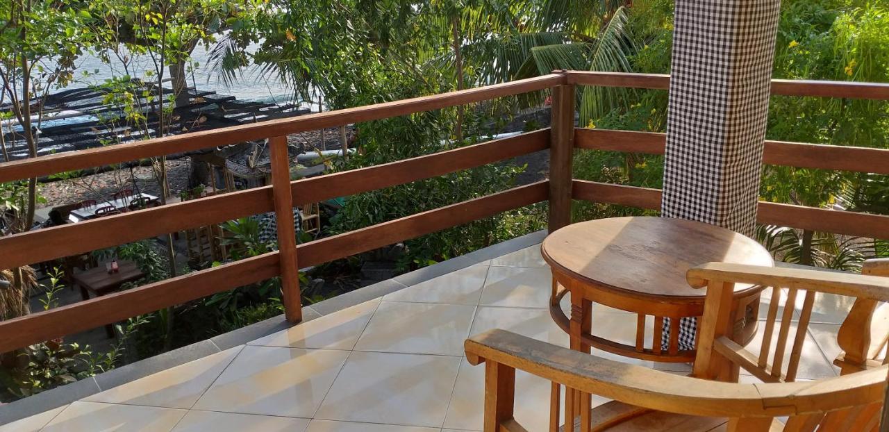 Amed Sari Beach Guesthouse Exterior photo